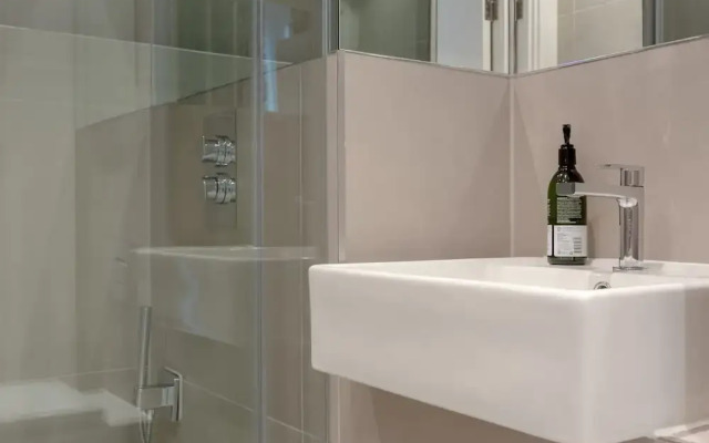 Modern 3 Bedroom Top Floor Apartment