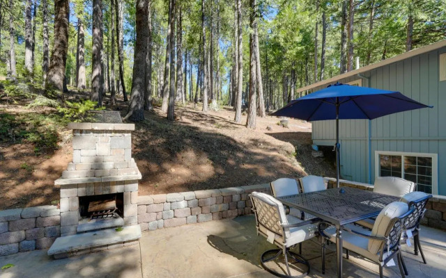 12 Mi to Apple Hill: Family-friendly Cabin Retreat