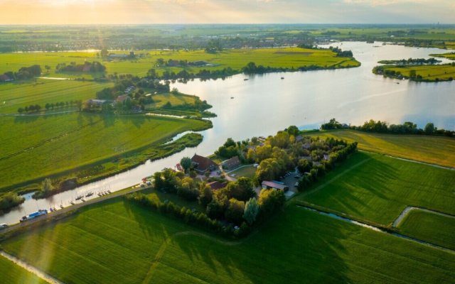 Swarm - 3 Waterlodges Naast Elkaar in Friesland