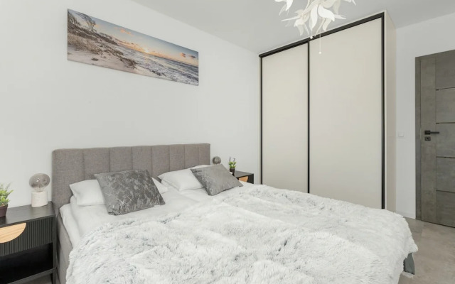 Apartment With Parking by Renters