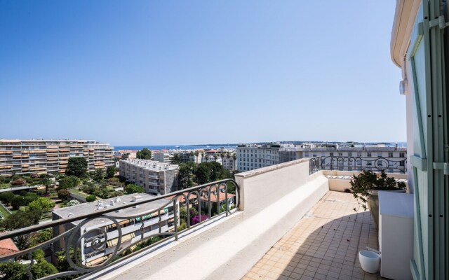 Art Deco Apartment terrace by Weekome