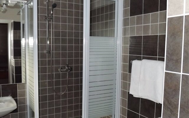 Apartment 5 Double Bed & Bidet Sleeps 2 Guests