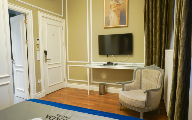 Triada Hotel