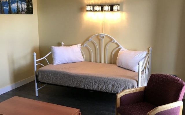 The Port-O-Call Inn & Suites