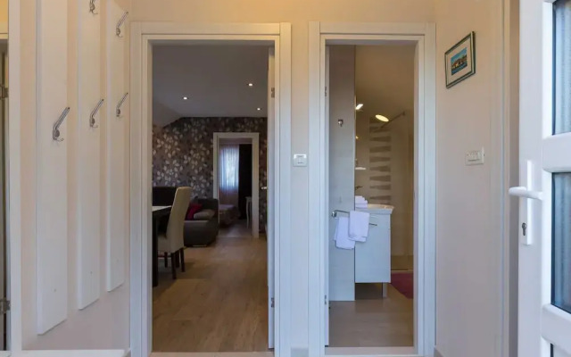Apartment Cetinic - Two Bedroom Apartment With Terrace and Sea View