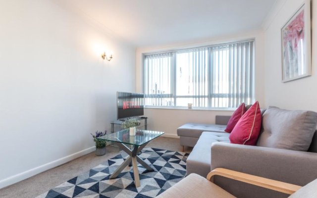 BEST PRICE!! - Contractor Heaven! 4 Singles beds or 2 King Size, Southsea Apartment- FREE PARKING, SMART TVS