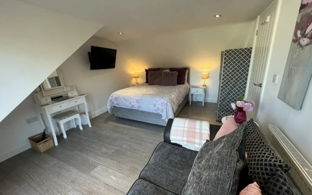 3 Bedrooms - 2 Bath Rooms - Dog Friendly - Parking