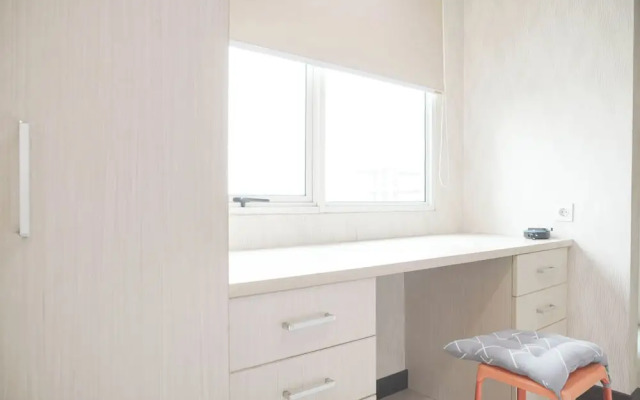 Homey And Modern Studio At Sky Terrace Apartment
