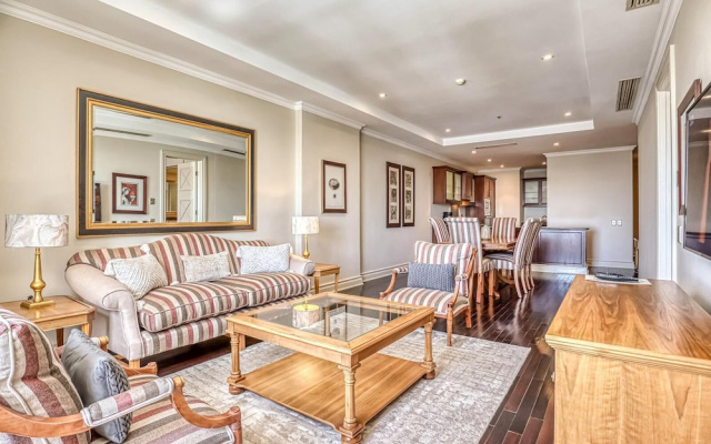 Deluxe One-Bedroom Apartment