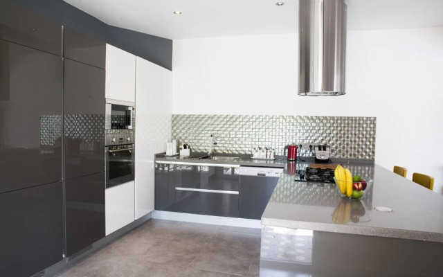 Important Group Villa Olivia