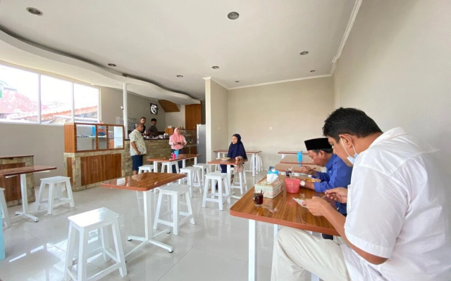 Guesthouse Putri Griya Fikarda by ZUZU