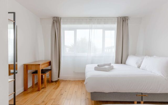 Spacious 4BD Home, Near Excel London!