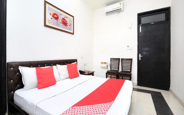 OYO 14494 Hotel Ramneek