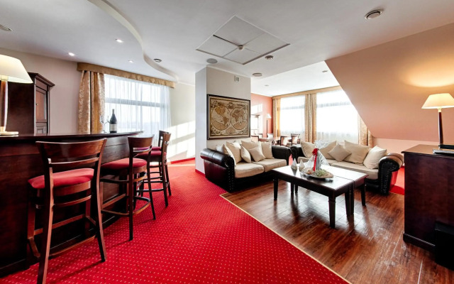 Grand Royal Hotel