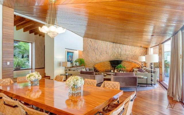 Lavish Villa with Pool I Jacuzzi, Gym & Tennis Court