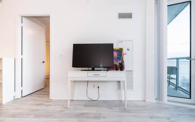 Modern 1 Bedroom Condo With CN Tower Views