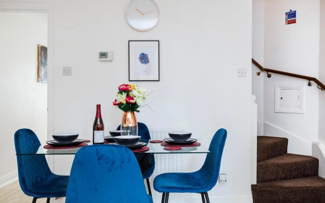 Lovely 2 Bd Hse with Parking near Excel