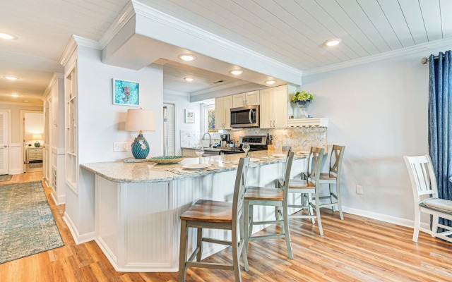 On-the-beach Escape: Oceanfront in Surfside!