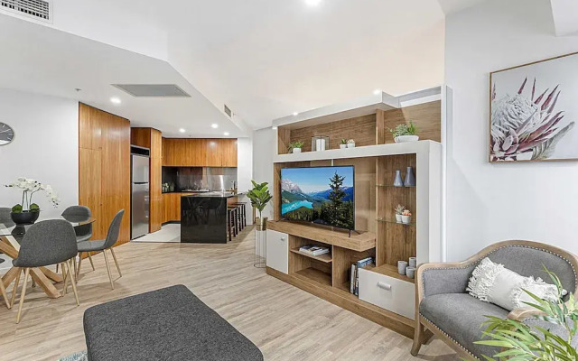 Executive Unit With Pool and Gym Near Riverfront