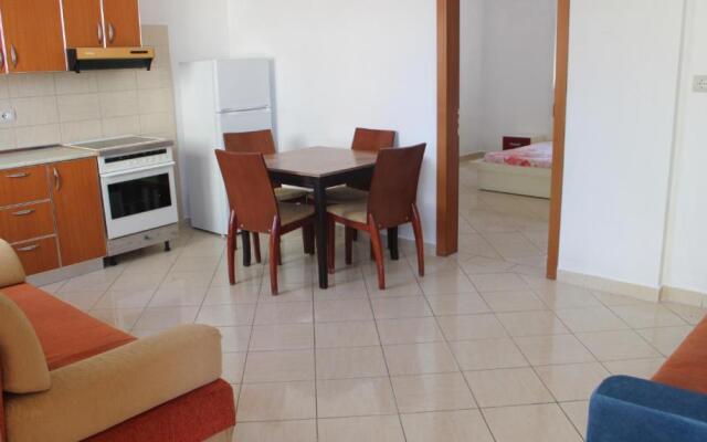 Bledi's Comfy Apartment in New Blvd / Free Parking