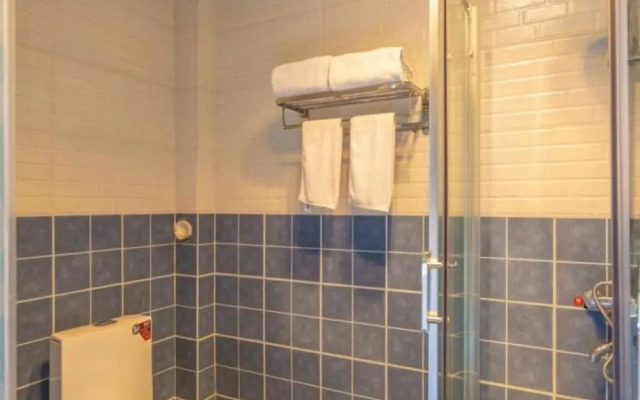 Floral Hotel · Smiling in the Flowers Lugu