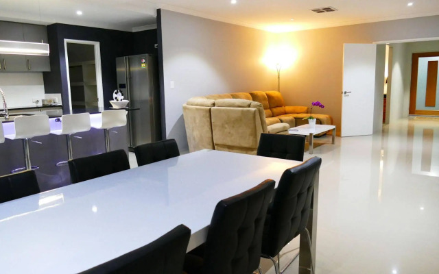 Rainbow Dream House PERTH Holiday Home