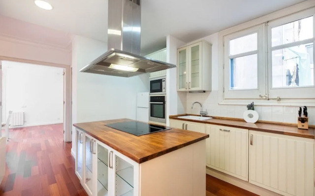 Stunning 4BR Apart in Sagrada Familia