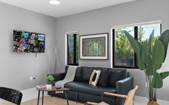 Modern 4-BR House with Free Parking