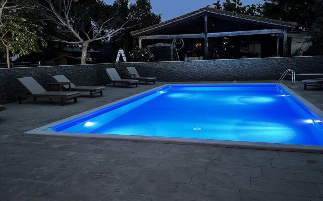 Arion Stables & Apartments