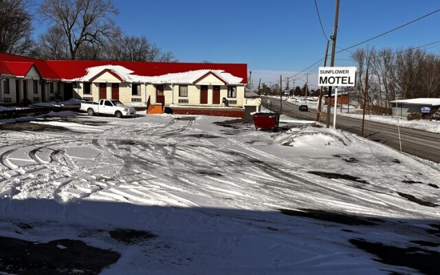 Sunflower Motel Hiawatha By OYO