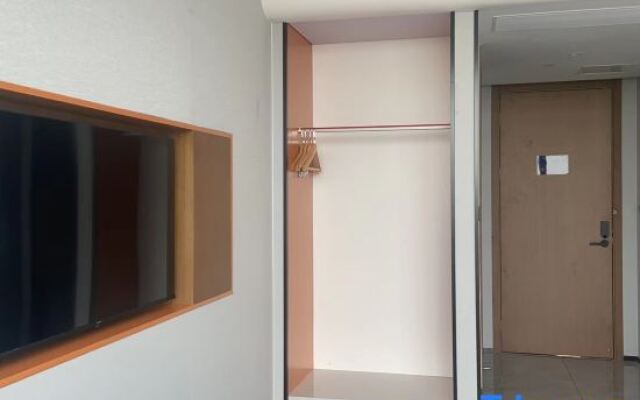 Wuhan Lanjing Hotel (Sports Center Dongfeng Company Subway Station)