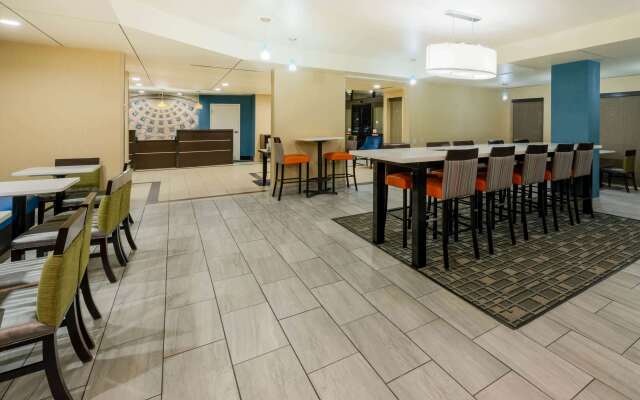 La Quinta Inn & Suites by Wyndham Columbus - Grove City