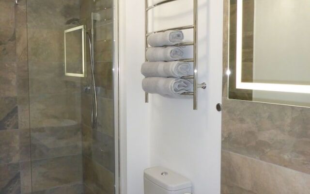 Stones Luxury B&B with hot tub and self-contained rooms