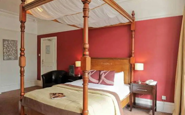 Raglan Hotel