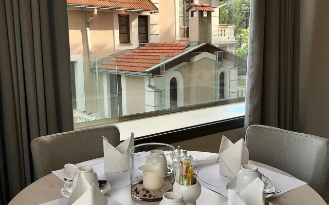 Emerald Suites