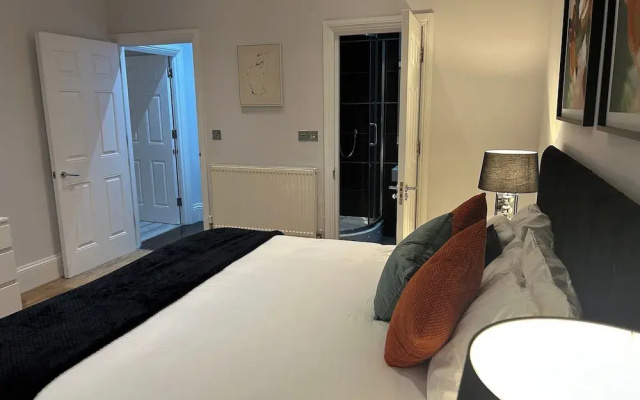 Tavistock House-contractor Stay-parking-sleeps 7,