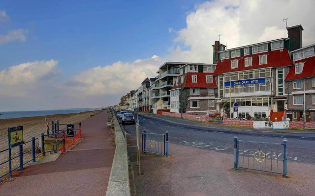 OYO Stade Court Hotel