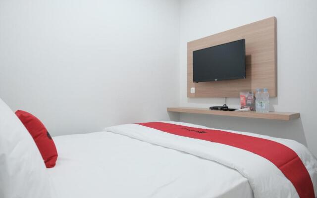 RedDoorz near Taman Palem