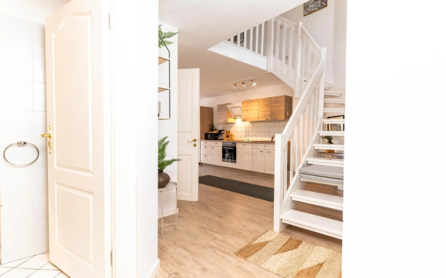 Hafenkoje mit Blick über Hafen und Altstadt