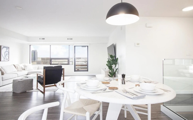 Spectacular 2bedroom and 2bath Penthouse With Parking