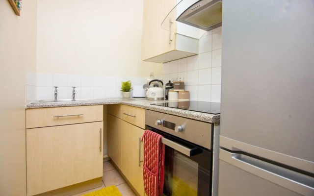 Bright top Floor one bed apt in Southville