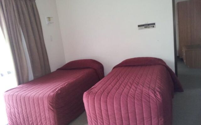 Ace High Motor Inn