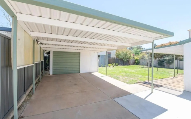 Anson Cottage 1900s CBD Home Private & Practical – Outside – Orange