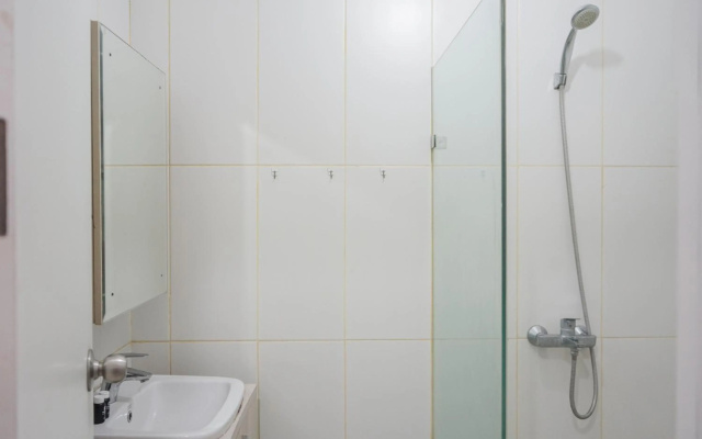 Minimalist and Stylish Studio Skylounge Tamansari Apartment By Travelio – Bathroom – Tangerang