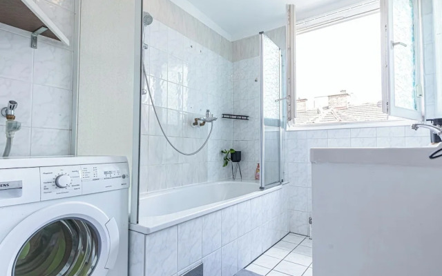 Stylish 3BR Apt With Balcony City Center