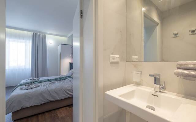 FM Luxury 3-BDR Apartment - Splendid Shapes