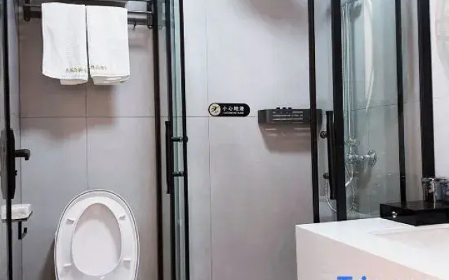 Xiyue Four Seasons Hotel (Nanjing Lukou International Airport Tongshan Subway Station)