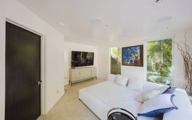 Zen Estate - Luxurious 5BR Beverly Hills Sanctuary With Pool & Canyon Views