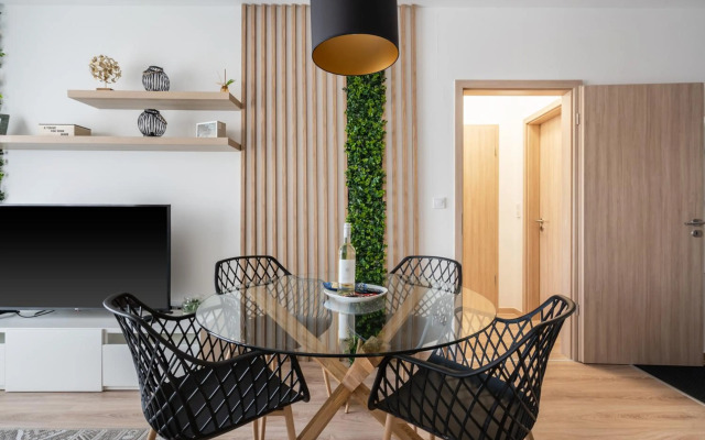 WestSide River Apartment