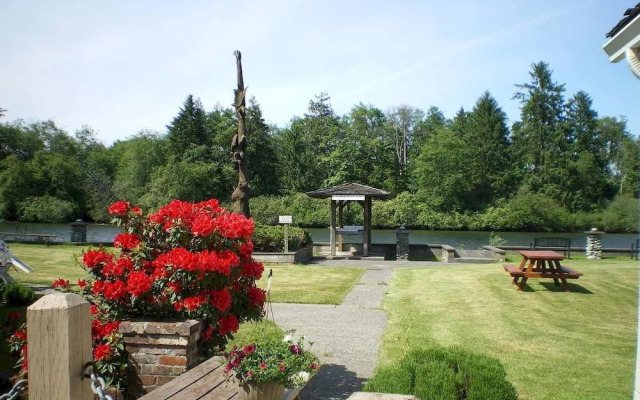 Campbell River Lodge by Riverside